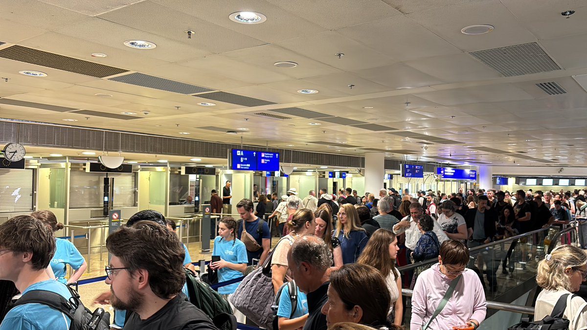 PatrickBMurph's tweet photo. @Airport_FRA What are you doing with passport check? Please get some more people. https://t.co/5IwpRZqkLy