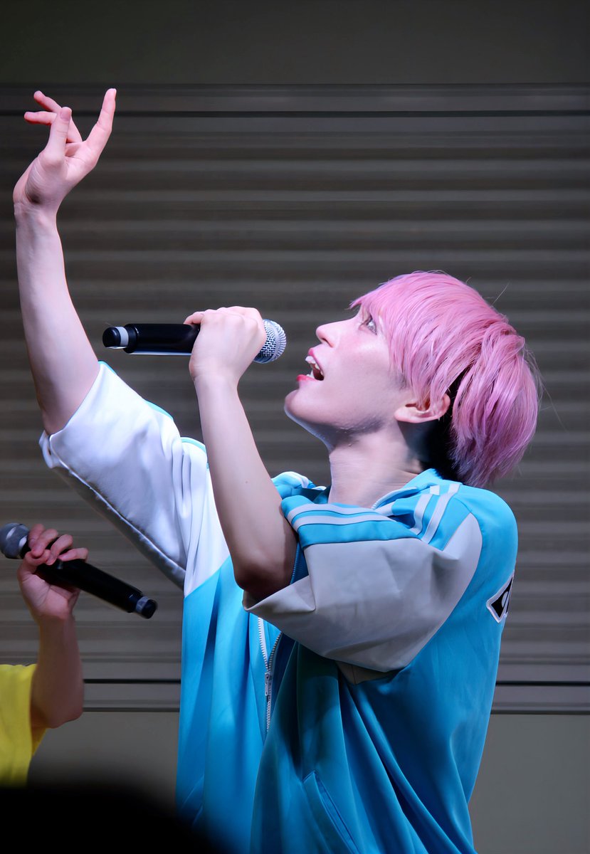 M7iCuYV's tweet photo. 2026年6月20日(土) IDOL OF POP/ラブリートファイター発売記念ミニライブ@ららぽーと名古屋みなとアクルス2部

たいがさんの横顔だって負けないくらい綺麗
ベテラン演歌歌手感ある！

#パンダドラゴン
#パラゴンフリラ 
#IDOLOFPOP https://t.co/POxZYAc9a1