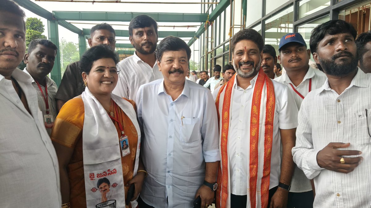 DharmarajuPdr's tweet photo. నేడు మంగళగిరిలోని సి.కె. కన్వెన్షన్ హాల్‌లో మన పార్టీ అధ్యక్షులు, రాష్ట్ర ఉప ముఖ్యమంత్రి శ్రీ @PawanKalyan గారి అధ్యక్షతన నిర్వహించిన జనసేన నిర్మాణ సారథుల సమాచార సేకరణ కమిటీ కార్యాచరణ సమావేశంలో ఉంగుటూరు నియోజకవర్గ జనసేన పార్టీ నాయకులతో కలిసి పాల్గొనడం జరిగింది.

@JanaSenaParty https://t.co/orPDKH5HLw