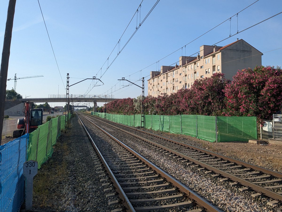 Unoscuantostre1's tweet photo. Obras en el cerramiento al lado de la estación de Utebo (Zaragoza). #obras #ferrocarril #Adif #Utebo https://t.co/aNQ7XXdkVo