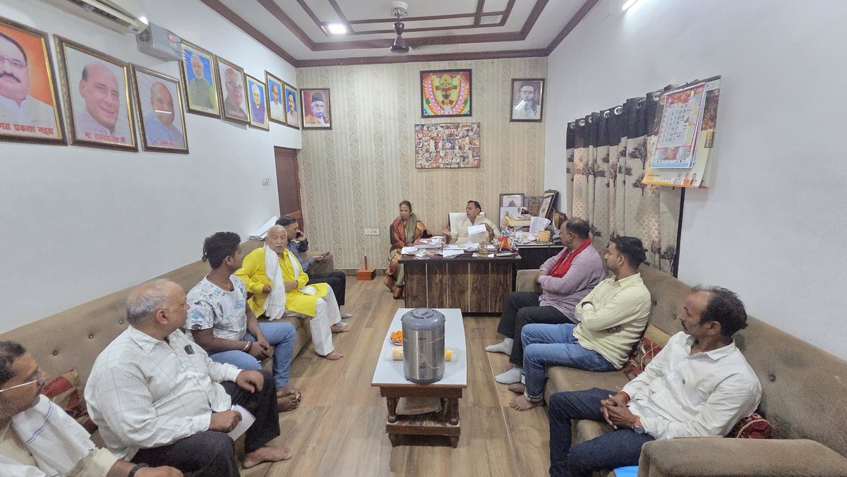 ratnakarvindhya's tweet photo. आज विंध्याचल स्थित कैंप कार्यालय पर जनता दर्शन के क्रम में देवतुल्य जनता जनार्दन की समस्याओं को सुना और उनके त्वरित समाधान हेतु संबंधित अधिकारियों व विभागों को आवश्यक निर्देश दिया। 

#bjp4ind #bjp4up
 #ratnkarmishrabjp https://t.co/8aLDO82uiS