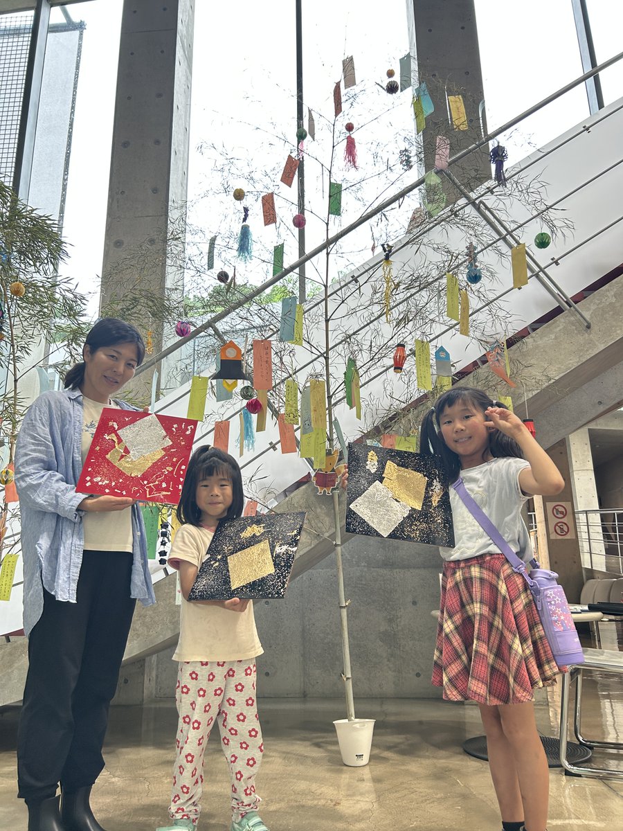 gonkichi01's tweet photo. 今日は七夕さまの歌に出てくる"きんぎんすなご"のワークショップがあったよ✨
日本福祉大学の松下ゼミのみんなが来てくれて、やり方を教えてくれたんだ😊
記念館エントランスの短冊飾りもたくさん増えてきたよ🎋七月七日は晴れるといいな🌙みんなの願いが叶いますように🦊 https://t.co/jjadXE4WgY