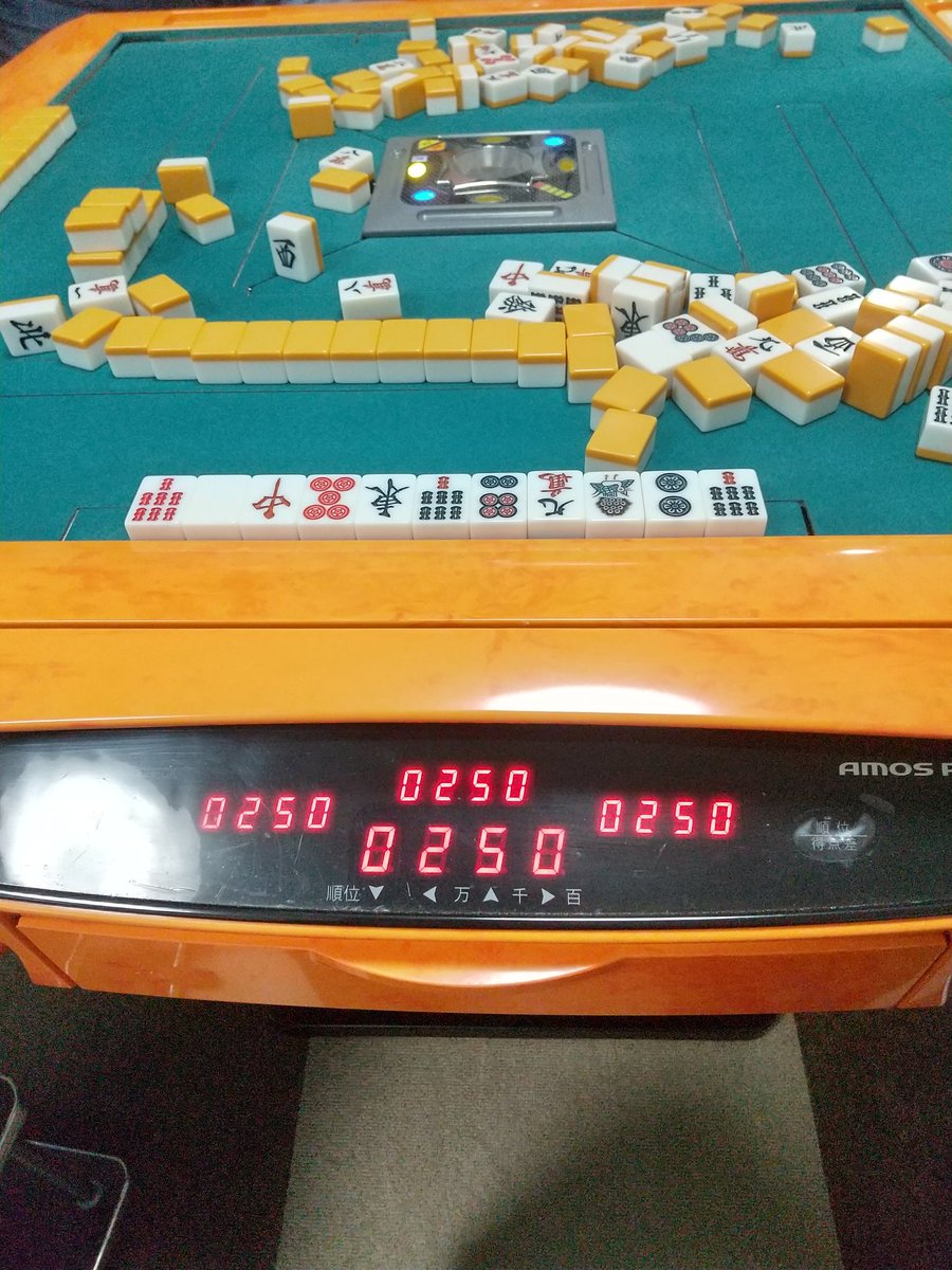 1014Tom's tweet photo. 初夏の麻雀大会開催中でございます
無味無臭の混一色、虚空を斬る・・・ッ！ https://t.co/rKjxrgh8Vw