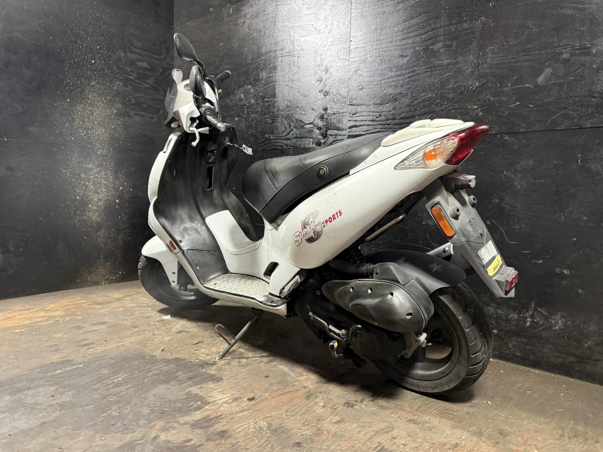 autoshop_able's tweet photo. 08062603T キムコ スーパー9 白

車格大きい50cc！
２ストのためオイル注ぎ足すだけ！
前後ディスクブレーキ！
LEDヘッドライト！

★店頭で試乗可能★

お支払い金額4.8万円(税込)

車両詳細、始動動画はこちらから↓

https://t.co/Gz5AmsOIJn

本日配送可能！
0429730245までお電話ください https://t.co/A1pmidAJal