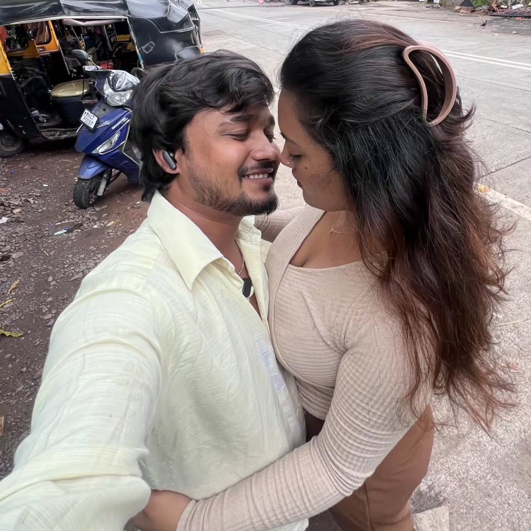 Kaavya_official's tweet photo. Another couple started Road show video 🥵🤤 https://t.co/Vyl0hFjUwO