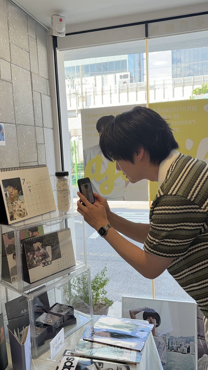 theprexsarang's tweet photo. 안재현 배우님께서 방문해주셨습니다🥳
카페에 전시된 모든 액자에 싸인을 해주셨어요!
오셔서 구경하시고, 
재현님이 쏘는 커피(혹은 딸기라떼)도 드시고 가세요! https://t.co/xvEubuefat