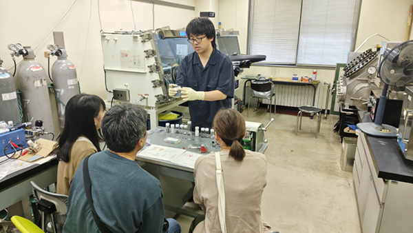 016Kit55801's tweet photo. 本日と明日、北見工業大学で学祭があります。今年は、無機材料研究室と無機物質工学研究室がオープンラボを担当しており、電池の研究紹介を行いました。

初日の今日は生憎の雨でしたが、結構な数のお客さんが来ました。お手伝いをしてくれた学生の皆さん、お疲れさまでした。 https://t.co/e03hJNt8KJ