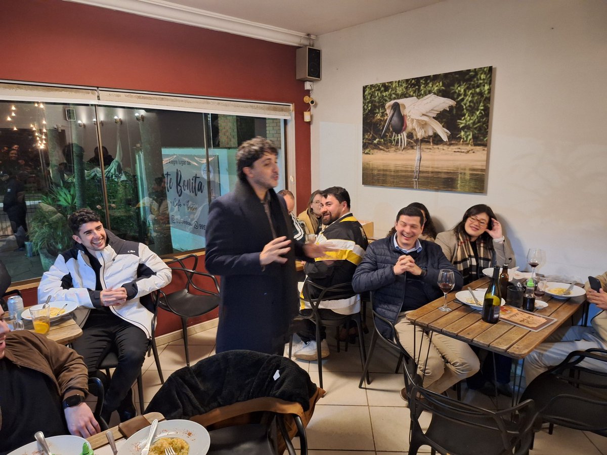 Aroldo_Medina's tweet photo. Encontrei-me com @RenanSantosMBL Ele esta em Porto Alegre. Presenteei o líder carismático, com uma caneca de porcelana do RS. Cativa seus ouvintes se expressando com naturalidade e inteligência. Tem coragem e raciocínio rápido. Esta preparado para ser Presidente do Brasil. https://t.co/RxIg6L45se