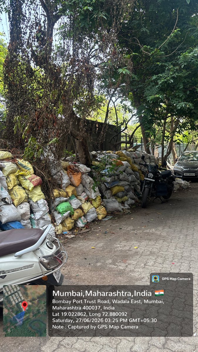 AkashRaiiii's tweet photo. Behind Building No. 10, MMRDA Bhakti Park Wadala East huge piles of construction debris and waste bags have been lying unattended for months. This has become a breeding ground for snakes, rodents and mosquitoes, posing a serious health and safety risk to residents @mybmcWardMW https://t.co/umxSqtoUdd