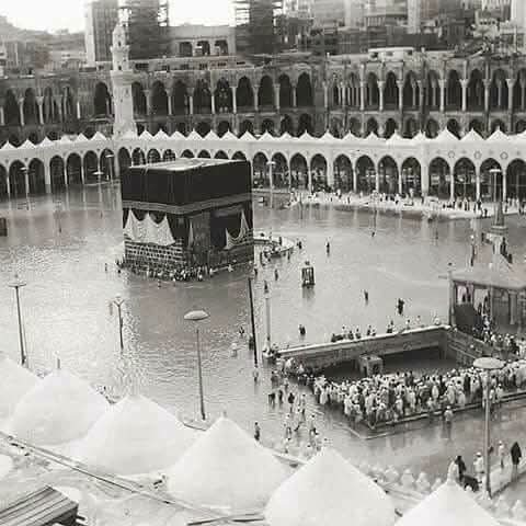 HS0fficial's tweet photo. سال 1941ء - حج کا موسم
مکہ نے تاریخ کی سب سے عجیب اور نایاب قدرتی آفات میں سے ایک دیکھی

بہت زیادہ غیر معمولی بارشیں ہوئیں جو کئی دن تک جاری رہیں زمین پانی کا بوجھ برداشت نہ کر سکی، کیونکہ مکہ پہاڑوں میں گھرا ہوا شہر ہے اور سیلاب اوپر سے طوفان کی طرح نیچے آتا ہے۔

اور اچانک سیلاب کا پانی مسجد الحرام میں داخل ہو گیا، اور خوفناک حد تک بڑھ گیا، یہاں تک کہ پورا صحنِ کعبہ ڈوب گیا جی ہاں کعبہ خود پانی کے بیچ کھڑا تھا

منظر عجیب تھا
کعبہ پانی کے بیچ میں اور نمازی اس تک پہنچ نہیں پا رہے تھے، تو کچھ حجاج نے چھوٹی لکڑی کی کشتیاں لیں، اور کعبہ کے گرد کشتیوں میں طواف شروع کر دیا

 اس منظر کی نایاب تصاویر واقعی موجود ہیں۔ آپ دیکھ سکتے ہیں کہ پانی کعبہ کی دیوار کے آدھے حصے تک پہنچا ہوا ہے کچھ لوگ تیر کر اس تک پہنچنے کی کوش کر رہے ہیں، اور کچھ کشتیوں پر سوار ہیں۔

اللہ کے گھر کے گرد کشتی میں طواف یہ منظر آسانی سے دوبارہ کبھی نہیں دیکھا گیا۔

پانی تقریباً 3 دن تک صحنِ کعبہ میں رہا اور اس وقت بڑا نقصان ہوا، لیکن عجیب بات یہ تھی کہ کعبہ خود متاثر نہیں ہوا عمارت سیلاب کی شدت کے باوجود مضبوطی سے کھڑی رہی۔

اس حادثے کے بعد، اس وقت کی حکومت نے بارش کا پانی نکالنے کے بڑے منصوبوں کے بارے میں سوچا، اور یہیں سے مکہ میں سیلاب نکاسی کا ایک مکمل نظام بنانے کی منصوبہ بندی شروع ہوئی۔