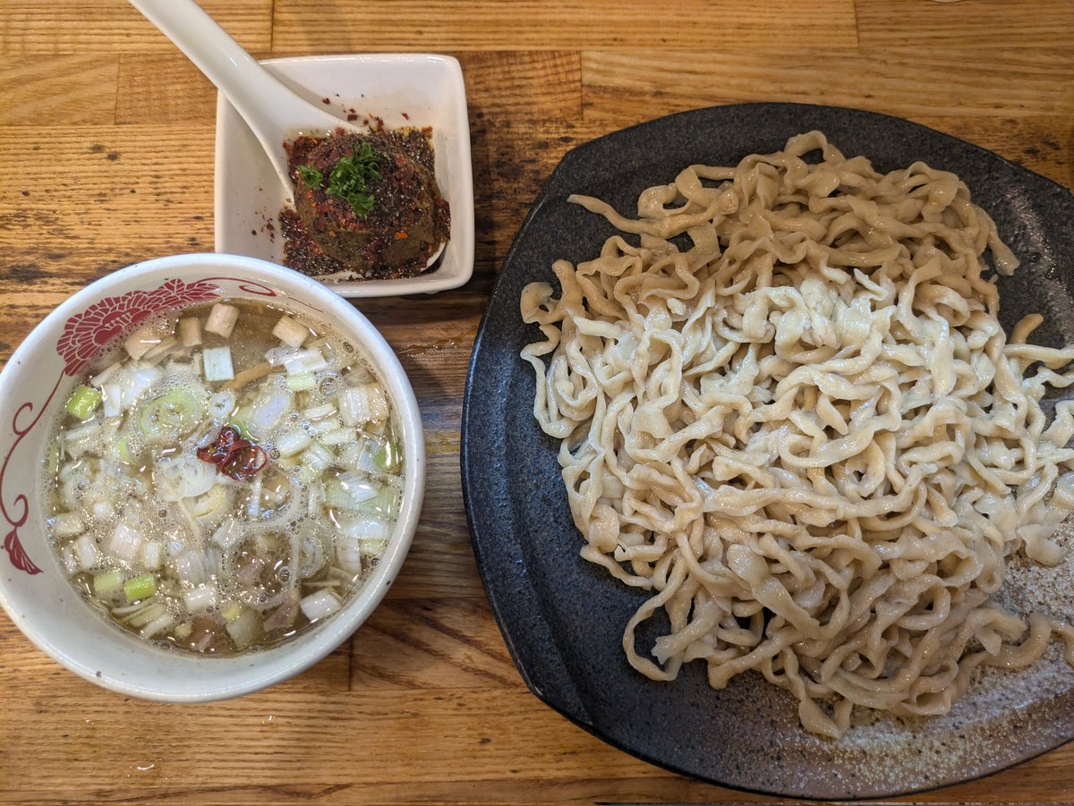 ramenpatrush's tweet photo. 中華そば専門　とんちぼ@巾着田、つけそば＋カレー玉。そろそろカレー玉も終わりかな?ってことで食べ納めのつもりで。煮干しとスパイスの組み合わせは唯一無二な味わい。美味すぎてあっという間に完食完飲。美味すぎました。ごちそうさまでした。 https://t.co/Mbc9xwFnjH