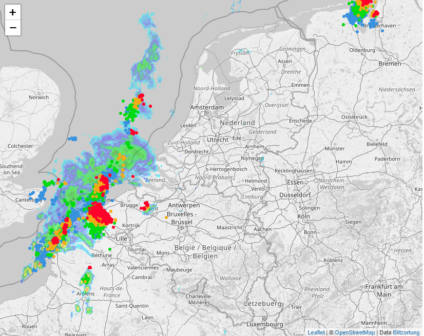NoodweerBenelux's tweet photo. Update onweer 9u20 ⚡⚡

We bevinden ons in een explosieve atmosfeer, dat is duidelijk. Al de hele ochtend sleept een trein met onweders over het Kanaal en de Noordzee. Enkele onweersbuien trekken momenteel ook over de Westhoek en recent is in een mum van tijd een hevige wolkbreuk met onweer ontstaan ten westen van Gent. Dit toont aan hoe onstabiel het weer momenteel al is, vooral over het westen van het land.

We houden momenteel de weerkaarten goed in het oog, want ook voor vanavond en vannacht staat er potentieel zwaar weer op het programma. Alle ingrediënten zijn aanwezig: een onstabiele atmosfeer, veel wind op hoogte (schering) en zeer hoge temperaturen boven 30°C.

Houd onze updates zeker in de gaten, want we zullen straks ook een waarschuwing uitvaardigen.

Fijne zaterdag!