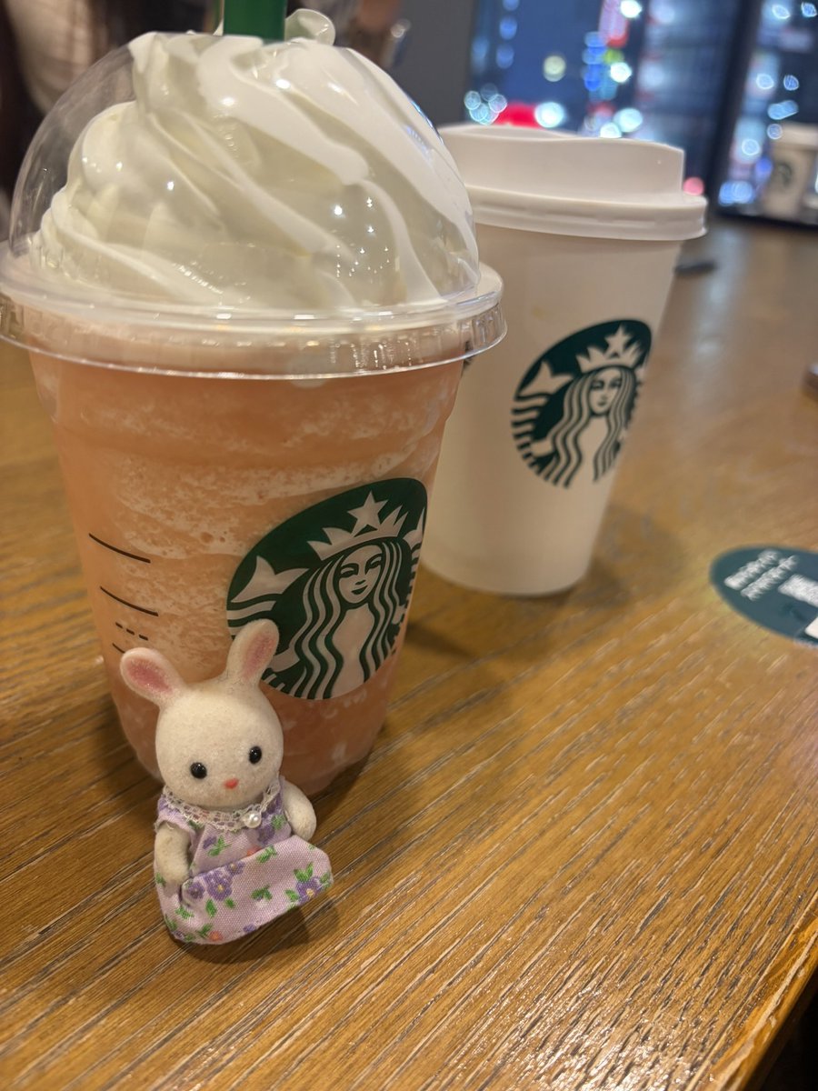 colorfulstellar's tweet photo. 桃のフラペチーノ飲んだ🍑
#シルバニアファミリー https://t.co/j2xINR8ZUi