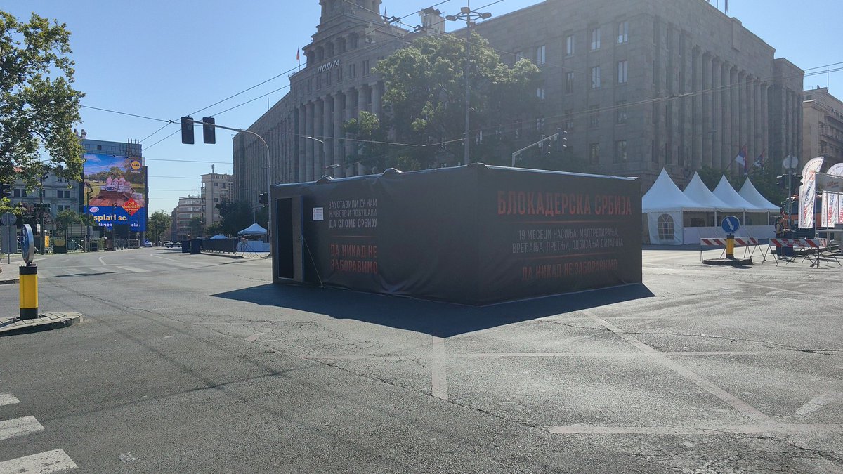 ticericeva's tweet photo. Nažalost me je put naveo na ovu stranu pa prisustvujem umetničkoj instalaciji odakle se čuju zvuci protesta https://t.co/3YRROU0Kfh