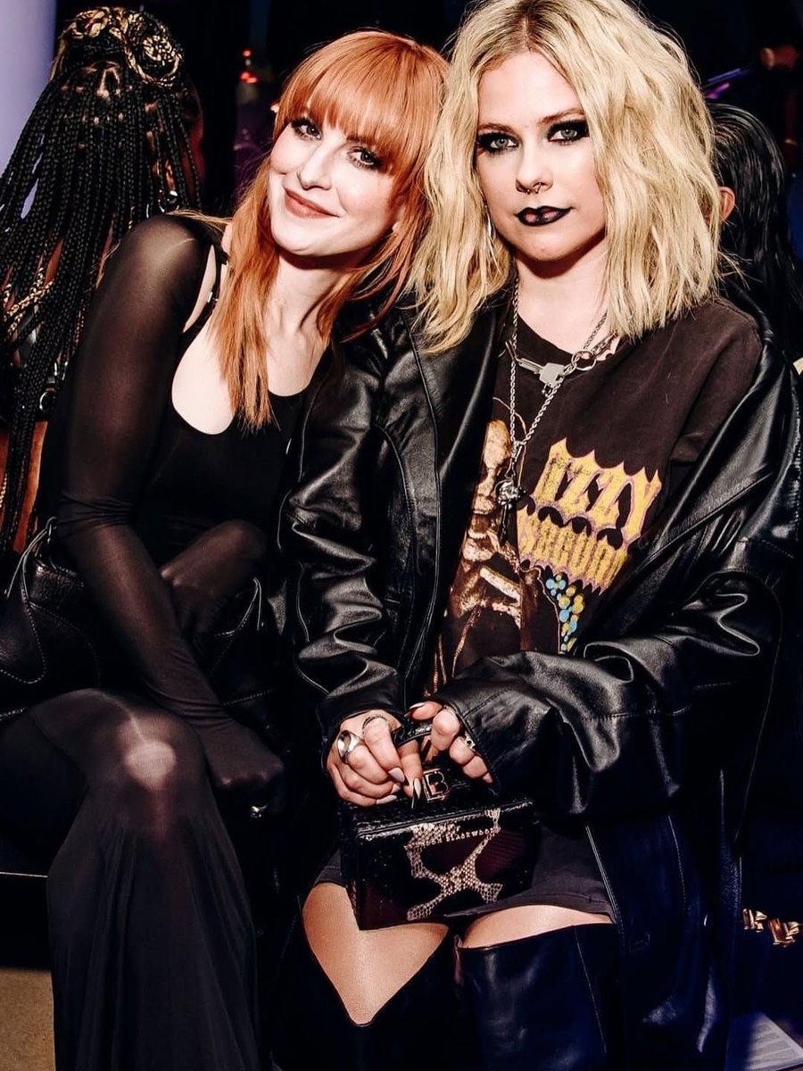 qrpress_'s tweet photo. Avril Lavigne &amp; Hayley Williams (Paramore) https://t.co/ZmyIlhrZ9G