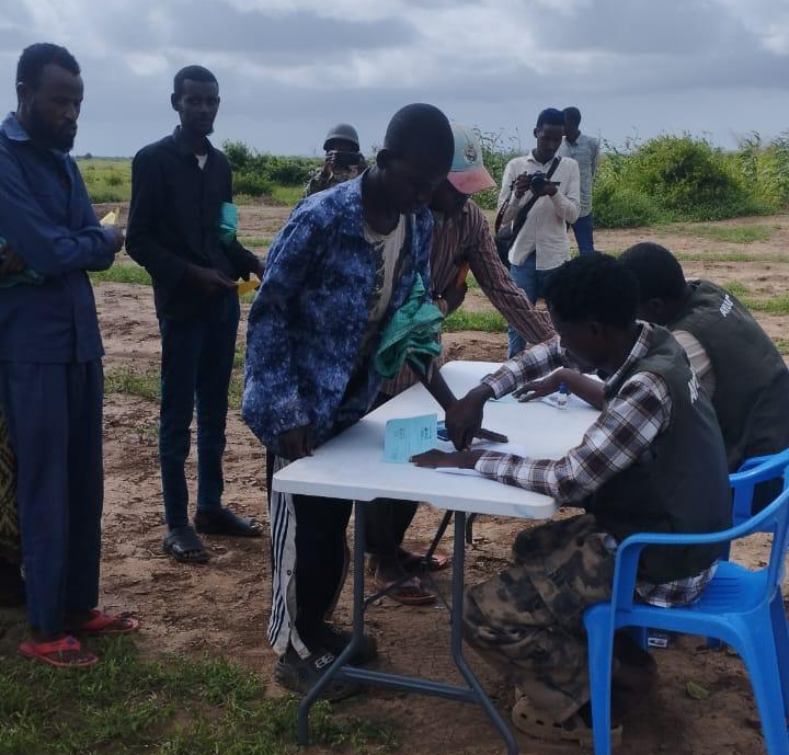 aussom_'s tweet photo. AUSSOM and the Somali National Armed Forces (@SNAForce) on Friday conducted a joint security operation in Afgooye District, enabling Ayuub NGO to safely distribute more than 81.9 tonnes of sorghum, cowpea, mung bean, and maize seeds to vulnerable households in Sabid Anoole, Muri, Lantabur, and Kahando villages.

Battle Group 46 Commander Col. Saul Nabimanya commended the initiative and urged more humanitarian organisations to support communities across Somalia. Afgooye District Production Officer Hassan Abuukar Hassan said the seed distribution would boost agricultural recovery, strengthen livelihoods, and help families affected by Al-Shabaab and recent flooding, highlighting #AUSSOM and @SNAForce's commitment to securing humanitarian access and lasting stability. #AUSSOMInTheSectors