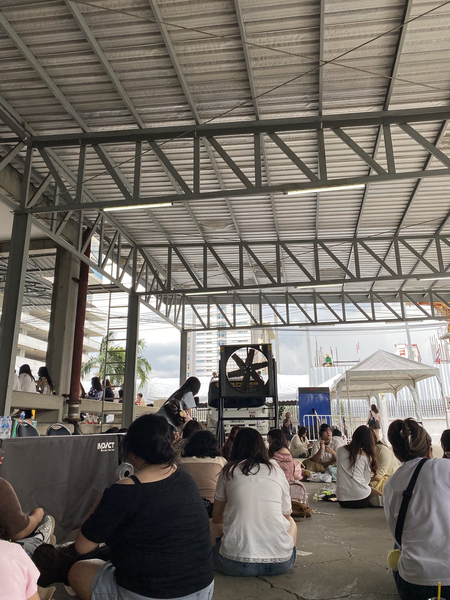 buingxt's tweet photo. อยู่ธันเดอร์โดมแถวๆที่ขายน้ำดื่มค่ะ
#JAEHYUN_MONO_BANKOK https://t.co/m792SzOhgo