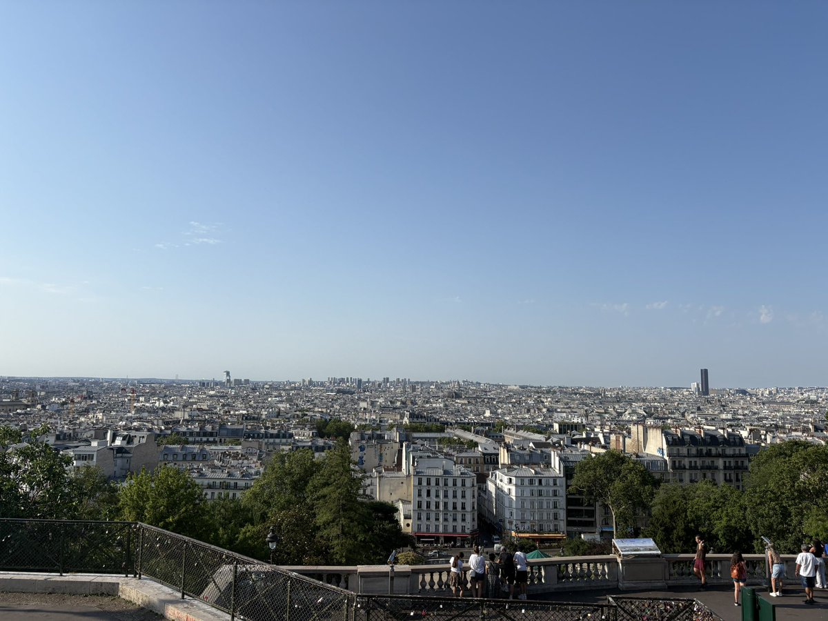 lem_ran's tweet photo. ここ二週間くらい死ぬほど暑いフランス、一旦今日で少し暑さが���ち着くらしい、、、
さすがに今年は移動式のクーラーを買ってしまった。

今日は朝早くからちょっとだけ用事があって散歩がてら出掛けてるんだけど、この時間の日陰はめちゃ気持ちがいい。 https://t.co/XmZdQ97xMd