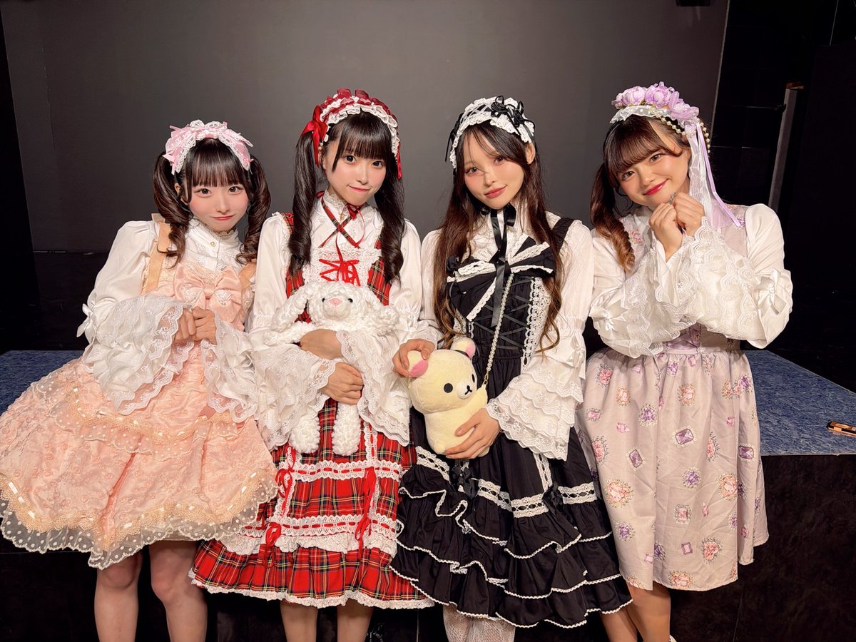 プロデュース公演の衣装のサインチェキが発売開始されています！ かな