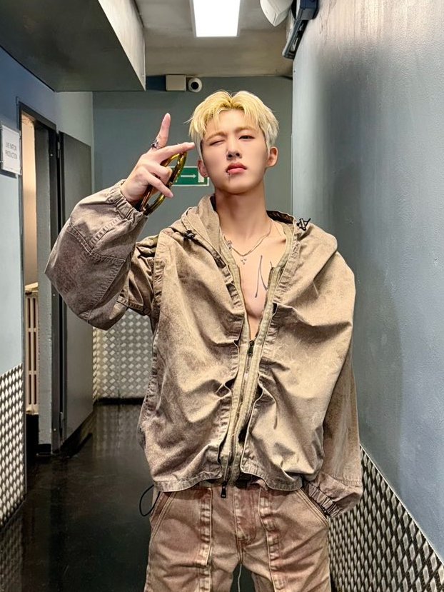 B_ID22's tweet photo. B.I on Getty Images vs on Instagram https://t.co/PhkjqXNFa9