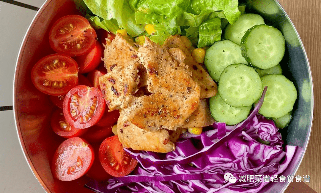 packu3132's tweet photo. Lunch hit different today  Fresh seasonal greens, grilled chicken, and a drizzle of lemon vinaigrette—fuel for the rest of the workday! https://t.co/bIDHGIbsjj