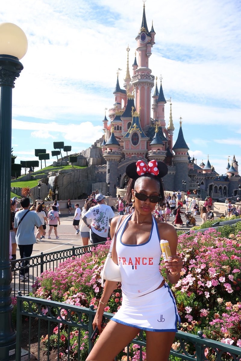 Jbottoms_'s tweet photo. take me to Disneyland Paris 🇫🇷 https://t.co/BF1FXrCrYK