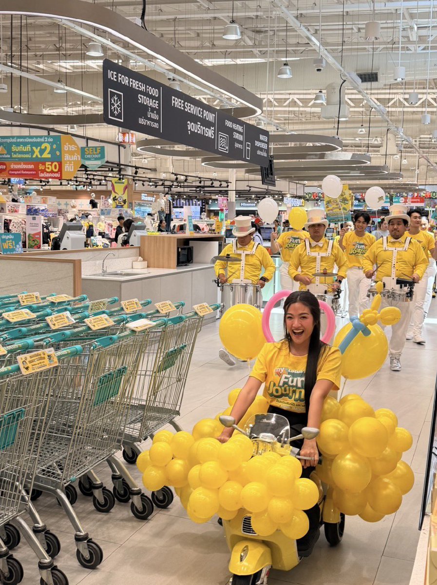 pppp387619's tweet photo. พี่พี่พาเลตน่ารักมากโชคดีนะไปทัน
 #LotussXMinions https://t.co/Zo84meusjh