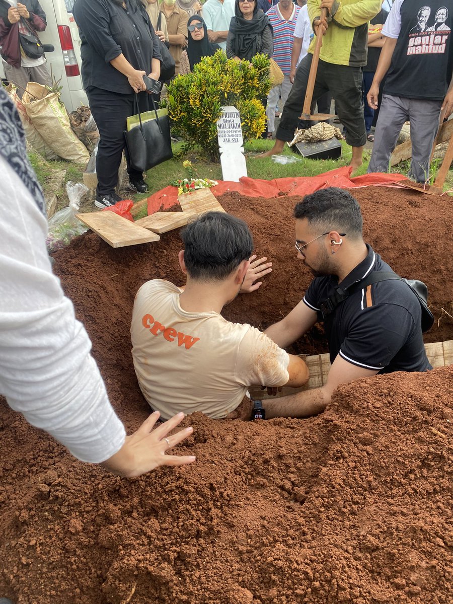 happiegerl's tweet photo. rest in love ya mih, titip salam ke ayah. tia sayang mamih🤍 https://t.co/tGoErbOUlI