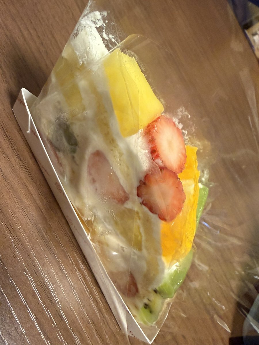 Sy_kk_s's tweet photo. ケーキ物欲しそうにみてたら旦那が買ってくれてた https://t.co/eEkWhHe4qi