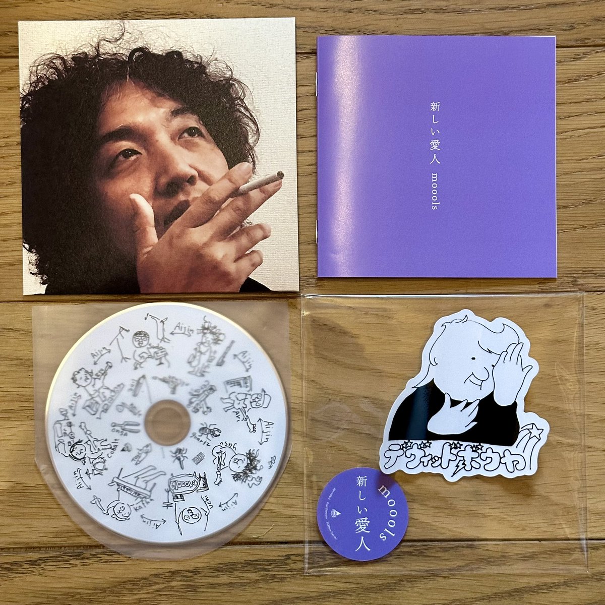 warp2warp's tweet photo. 豪雨予報のmooolsの『愛人たち』のレコ発。無事開催で本当に良かった。アルバム曲たくさん。『黒セロリ』の須藤さんの涼しい速弾き。アンコールの『主人公は帰れ』をみんなで傍観する風景。藤原さんのサックスの素晴らしい音。酒井さんのシドアンドナンシーのシャツがスタローンなのが気になり過ぎた https://t.co/seKGaOOlyz
