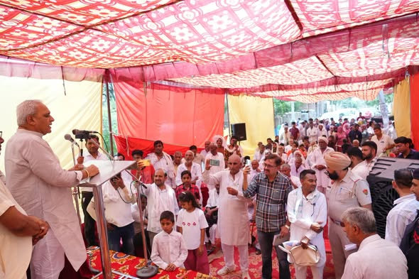 RanbirGangwa's tweet photo. संत कबीर जी के विचारों से प्रेरणा, विकास कार्यों से सशक्त होता गाँव।
आज गाँव ढाणी गारण (हँसनगर) में आयोजित संत कबीर जयंती समारोह में सम्मिलित होकर महान संत, समाज सुधारक एवं संत शिरोमणि कबीर दास जी को श्रद्धापूर्वक नमन किया।
#SantKabirJayanti #VillageDevelopment #BJP4Development https://t.co/JA6OAQQD80