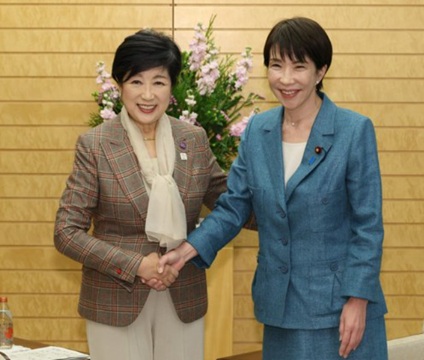 hoshilagoon's tweet photo. 高市早苗氏と小池百合子氏。二人ともキャスター上がりでメディア受けはするけど、経歴や学歴の詐称疑惑という共通の影がつきまとう。そんな二人が日本国の総理や都知事としてトップに君臨しているなんて、世も末だ。日本の政治は本当に終わってる‼️。
 #政治不信 #日本の政治 https://t.co/lTlaKbEWkC