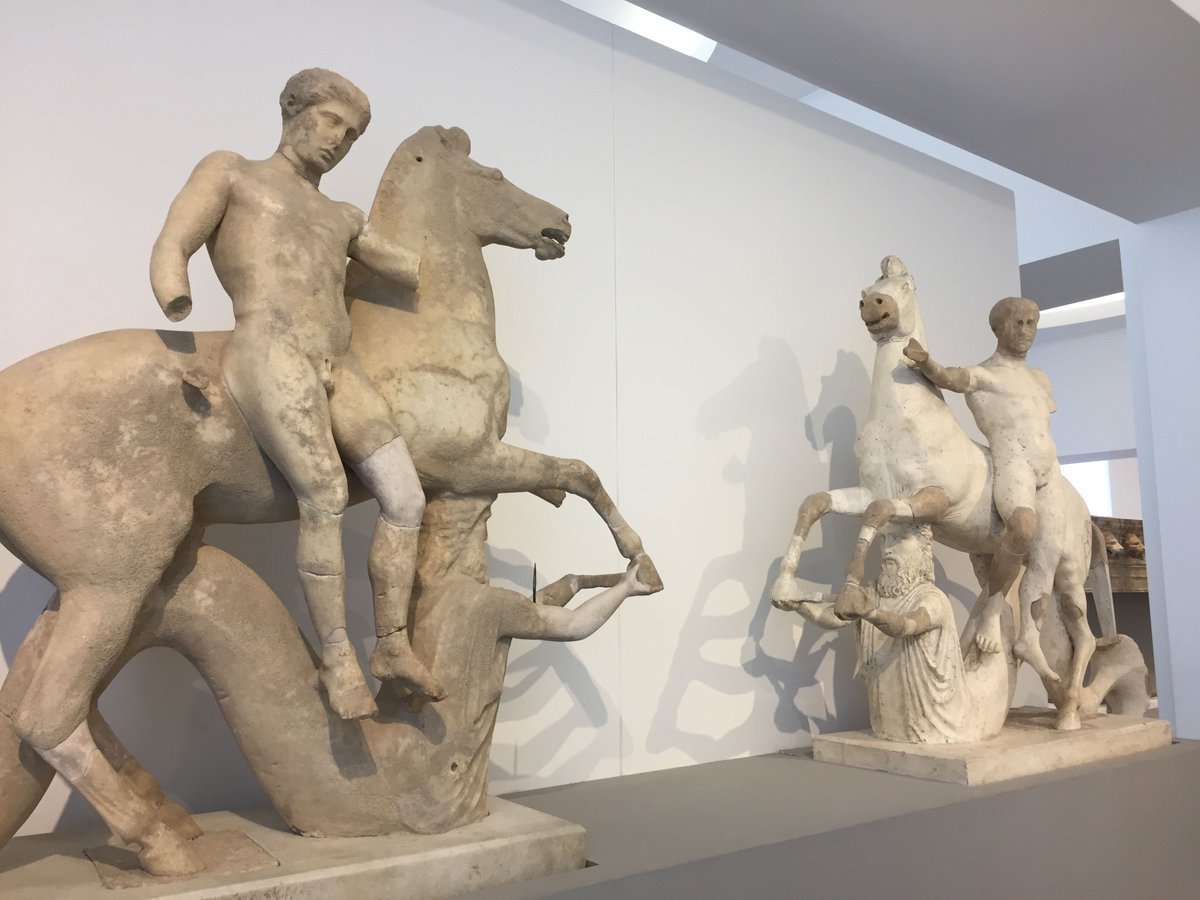ArteCalabria's tweet photo. Statue in marmo che rappresentano fratelli gemelli che il mito greco identifica come "figli di Zeus", ovvero i Dioscuri nell'atto di scendere dal cavallo (VI secolo a.C.), poste sul frontone del tempio ionico di Marasà nella polis di Locri.
#Archaeology #Calabria #arte #ancient https://t.co/c9UhsjXkE7