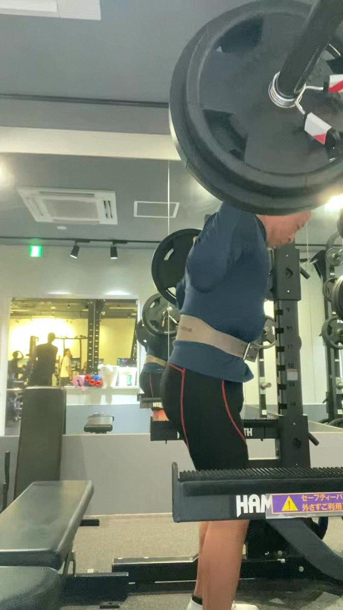 B_B_come's tweet photo. 第二次去健身房
100公斤10下
不曉得全幅度深蹲做得對不對
但明顯比之前蹲得更低，所以超級累…
求指教🙏 https://t.co/awmVlTSxGX