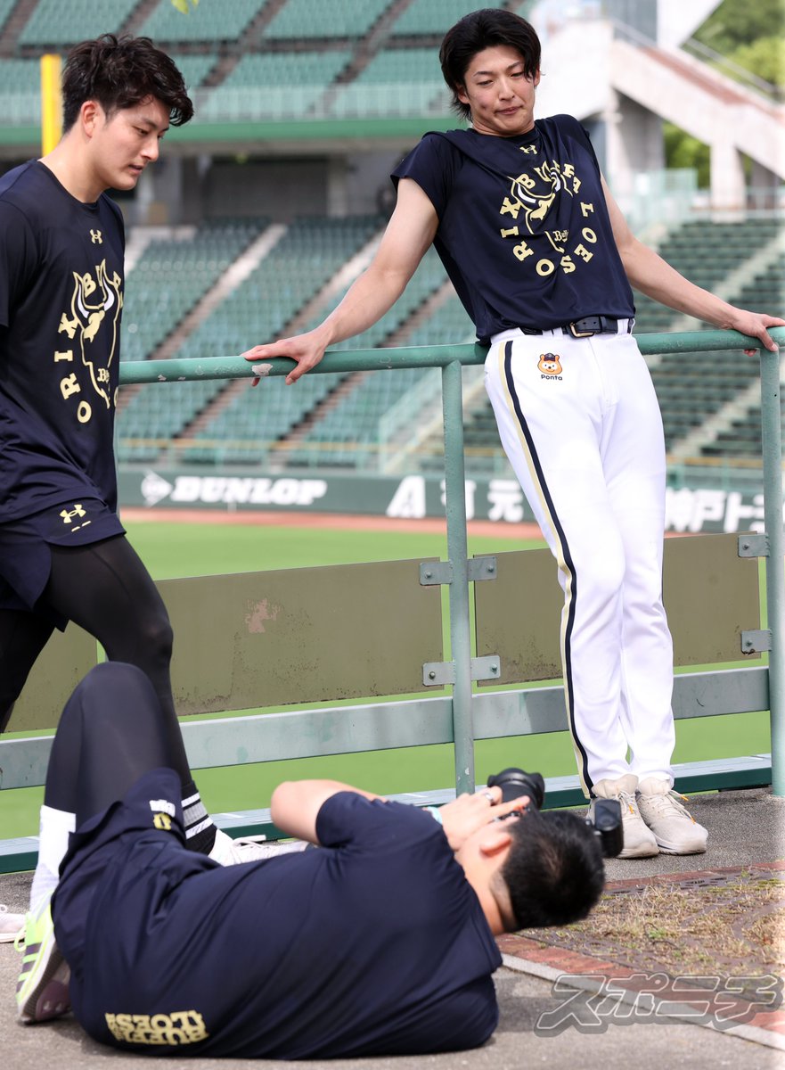 Sponichi_Orix's tweet photo. #椋木蓮 カメラマンに激写される #山崎颯一郎 投手。#高島泰都 投手、#権田琉成 投手は強引に写り込みに https://t.co/Ujcjqy0XHj