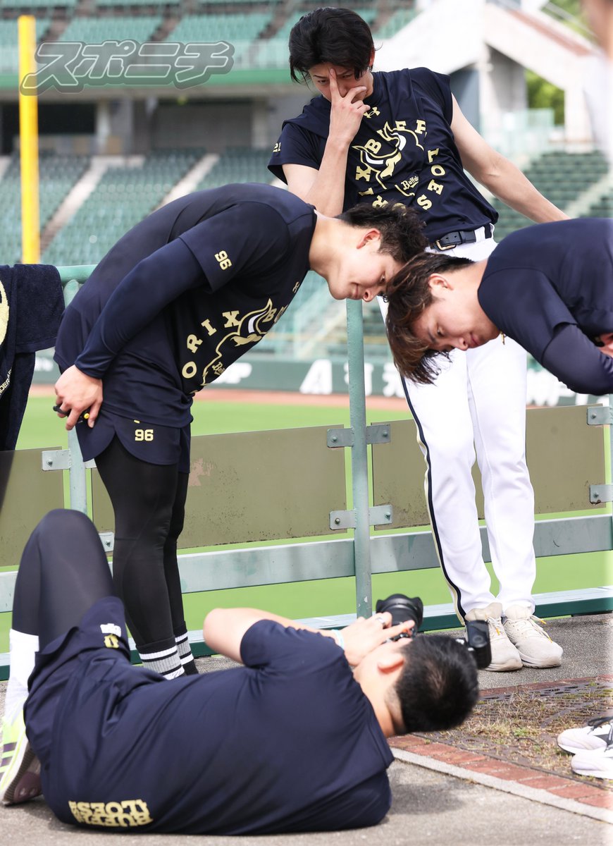 Sponichi_Orix's tweet photo. #椋木蓮 カメラマンに激写される #山崎颯一郎 投手。#高島泰都 投手、#権田琉成 投手は強引に写り込みに https://t.co/Ujcjqy0XHj