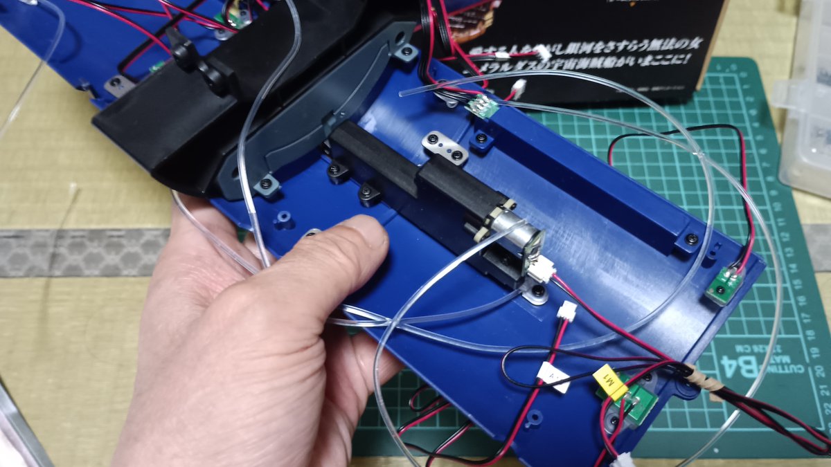 crystal719bon's tweet photo. クイーン・エメラルダス号の142号を組み立てました。取り付けを保留中だったので組み立てをしました。モーター部分と外付けの外装の部分です。開閉テストの動画も添付しました😃大丈夫そうです。次回をお楽しみに。#クイーン・エメラルダス号 https://t.co/yvkdz0JbK2