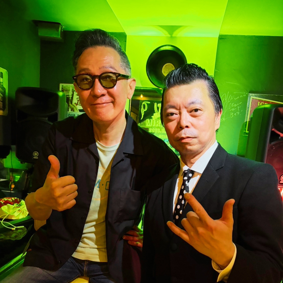 vikerecords's tweet photo. 昨夜は和歌山。
Oldies Music Bar MIRROR'sでオー、イェーイ！

「大土井でショー IN WAKAYAMA 」！
オープニング・アクトをさせていただきました...そんなボクです。

とても素敵な和歌山の夜を本当にありがとうございました。

オー、イェーイ！ https://t.co/B6b3W479ZC
