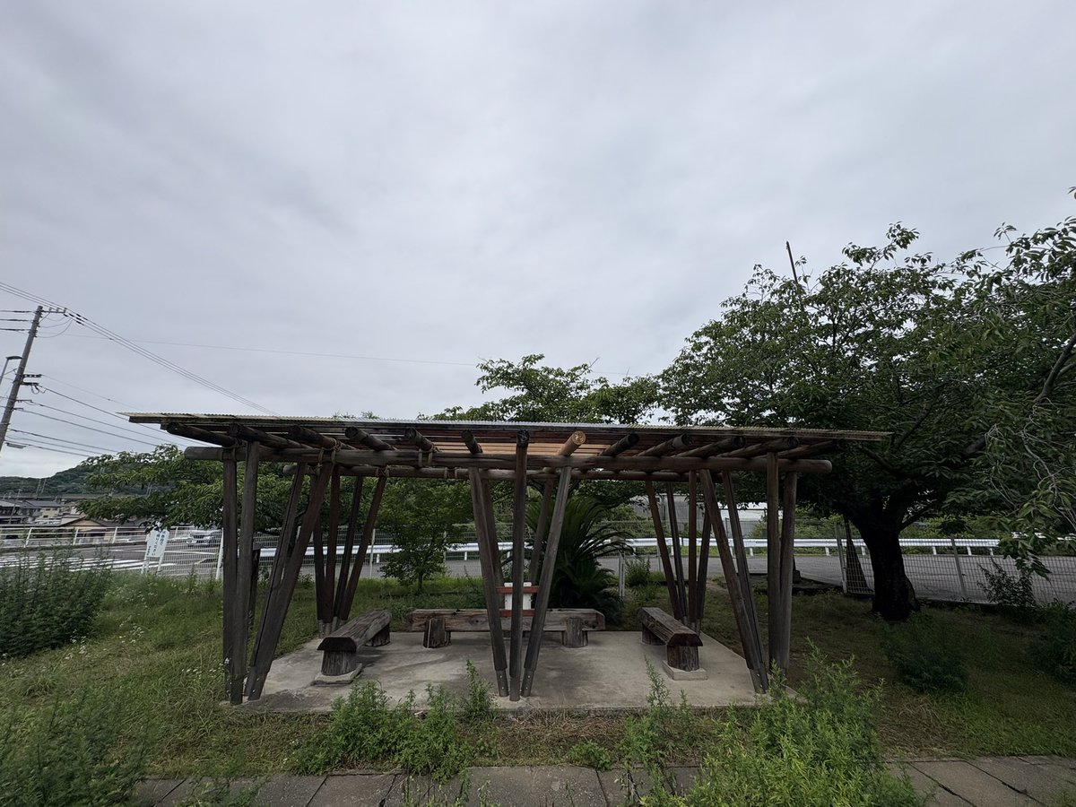 EIoSJZgndCutVU5's tweet photo. 宇多津町坂下東の蛭田池公園にあるヘンロ小屋にあった太鼓台を模したオブジェが少し前からなくなっている！
小屋の下に入るとオブジェがあった下部分が新しくなっている。ちょっと前に雨風が強い時があったがその時に壊れてしまったのだろうか。 https://t.co/iRlh5Nyhfs