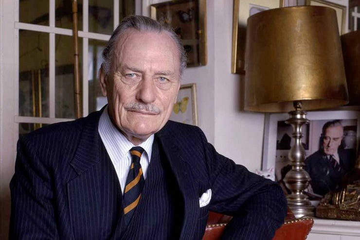 JeReinforme's tweet photo. "J’ai l’impression de regarder ce pays élever frénétiquement son propre bûcher funéraire."

Enoch Powell dans son célèbre Discours des « fleuves de sang » en 1968 à props de l'invasion migratoire.

Phrase incroyablement visionnaire qui est on ne peut plus vraie aujourd'hui...