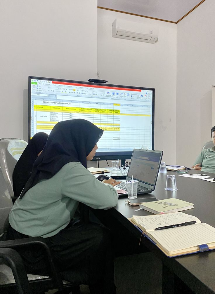 marrmuudd's tweet photo. Aku punya sosok inspirasi di tempat kerjaku kami sering menyebutnya kak A. Kak ini tipikal yang benar2 datang kantor kerja pulang, kalo diajak jalan ngumpul sesekali dia mau tp ga sesering itu maunya. Usianya tahun ini 34 dan dia cewek dan masih single dan memakai hijab dan kalo mau menilai kecantikannya aq pribadi ngasih nilai 75/100, dia rapi berdandan tapi ya bukan yang cuantik banget tp ya tetep aja cantik menarik.

Di tempat kerjaku, kak A ini masuk ke dalam kategori kalo ada gosip panas hot dia mungkin masuk barisan terakhir yang tau itupun bukan krn dia mencari tau tapi krn orang2 sadar dia belum tau dan mereka akan bergegas ngasih tau ke kak A ini secara heboh, yup mereka itu suka sama ekspresi kak A yang kaget shock dan ga nyangka menjadi yag terakhir tau haha.

Anyway kalo diliat2 kak A ini dia ga intovert tapi juga ga ektrovert gimana ya dia ini ga pendiem kadang suka nimbrung dan kadang orang2 ketawa kok sama jokesnya dia tp ya gitu dia ada diemnya juga. Apalagi kalo lg fokus kerja dia itu ga bakal sambil ngobrol atau main hp beneran diem fokus. Kalo jam istirahat dia mau kok diajakin makan diluar sama2 tapi adakalanya dia bawa bekal sendiri.

Nah dibalik sifatnya yang acuh tak acuh dan ga pernah ngomong kotor apalagi kasar, dia ini malah dapat gelar seseoranh yang bisa membunuh dengan lidahnya. Nah aneh kan haha tau ga kenapa? Jadi Kak A ini bagai hero untuk para staf yang sering di bully. Dia selalu bisa counter para pembully dengan kalimat mematikan yang bikin para pembully itu diem bahkan nangis playing victim. Nah karena karakter ini orang2 jd hati2 kalo mau bully membully dikantor krn takut dicounter sama kak A ini. Contoh:

Ada temen kita cewek usia 29 yang dibully belum nikah2 sama temen kita yg sebentar lg mau nikah. Nah sama kak A dicounter gini: lu ngapain ngurusin yang belum nikah, ya emang lu bentar lg nikah tp gue baca undangan lu cuma bisa pesta dirumah nutup jalan, gue yakin modal lu ga nyampe 100 juta dan pake pakaian pengantin murah dari salon calon bini lu juga ga bakal lu modalin MUA 20 jutaan, gue tau gaji lu dan cicilan lu.

Rumah ortu lu juga belum pernah lu renov banyak lumut dan jamurnya tp lu kok bisa berasa mencapai suatu prestasi pas mau nikah, ga malu lu nanti kita2 yg datang gibahin lu krn pesta lu ga sesuai ekspetasi kita. Beneran ni cowok jd kaku dan jujur jd keliatan kasian bangetttt haha tp ya salah sendiri membully duluan.

Ada cerita lain juga jadi ada bapak2 yang suka banget membully pejuang garis dua, nah sama kakak ini si Bapak dicounter, pak anda kalo masih ngasih contoh memalukan ke para pejuang garis dua ga usah banyak bacot. Bapak rumah masih ngontrak, ke kantor naik motor butut kadang naik fasum, pakaian lusuh kayak ga keurus istri. Bapak emang punya anak tp kalo kondisi punya anaknya kayak bapak ini ya siapa yang tahan belum tentu juga anak anda bersyukur lahir dari kondisi ortu seperti anda dan istri.

Nanti balik lagi ngata2in orang kalo udah tinggal dirumah sendiri yg estetik, bawa bmw ke kantor anak sekolah di sekolab termahal nah kita terima dah. Jujur bapaknya kek malu banget dan kita yang malah kasian tp ya salah sendiri mulut ga bisa dijaga. Okay lanjut kenapa kak A ini ga dibenci ya karena dia kalo ga diganggu beneran ga pernah ngomong kasar atau jahat atau kotor beneran sebaik itu setidak mau itu tau urusan orang. Aku pernah pergi dinas sama kak A ini bertiga sama temen satu lagi.

Pas kami mau ke bandar, kami kan pesen taksi bluebierd, nah pas sedang dijalan Bapaknya entah kenapa cuma nanya ke kak A gini, udah nikah mbak? Kak A jawab belum pak, usia berapa skrng? Kak A jawab 34, terus bapaknya lanjut ngomong tenang aja bentar lg bakal dapat jodoh tapi beda usia tapi ini cowok bakal cinta mati dan akan mendahulukan mbaknya ketimbang dia sendiri. Wuidihhh cacam kami godain kak A , cinta mati ga tuh hahaha. Kak A biasa aja bilang makasih pak semoga jadi doa aja.

Kami malah yang heboh wudih siapa tu kak haha. Kak A ketawa mana gue tau katanya. Hahaha. Nah bulan juli yg lalu ada pegawai baru masuk cowok tinggi 185 kulit sawo matang masih berusia 27 tahun dan lumayan cakep manis. Dia masuk sebagai tim teknis. Pas dia masuk dia ternyata kalo azan selalu turun ke bawa dan sholat jamaah dimushola, nah dia agak jadi bahan omongan krn mulai diincer cewek2 single di kantorku. Banyak yg kagum.

Tapiii tapiiii entah kenapa gue merasaaaaa ni cowok diem diem naksir kak A. Kenapa gue bisa bilang gitu, krn gue ini sering banget ngedapetin cowok ini curi pandang ke kak A tapi pandangannya tu beda seperti naksir penasaran. Jujurly gue merasa cuma gue yg sadar itu terjadi. Nah feelingku semakin kuat krn suatu hari Sebut saja Bapak B yang duduk persis di sebelah cowok ini pernah nanya ke aku, eh mbak, mo nanya kak A itu udah 34 beneran toh? Masih single lom ada pacar kan?

Aq jawab iyakk kenapa pak nanya2 kata Bapaknya yg nanya si cowok tadi, dududuhhhh gue dengan lantang jawab pak kak A masih single pak beneran single tingting, bapaknya ketawa. Setelah itu gue sering liat tu cowok sengaja nungguin kak A di tempat absensi, dia pergi kalo udah liat kak A. Dan kak A? Ya ga nyadarlah hahahaha malah ga tau nih cowok pegawai baru wkwkwk.

Gue mikir gini subhanallah dari sekian cewek2 modis single cantik masih muda2 freshgraduate yg ngincer dia, dia malah memalingkan matanya ke kak A. Gue jujur kagumm dan iri sama kak A. Seharian gue liatin kak A dari ujung kepala sampe ujung kaki gerak geriknya apa ya yg bikin cowok ini suka ma kak A dan yap gue akhirnya tau jawabannya kak A ini kharismatik krn udah menjadi diri sendiri secara utuh. Okelah mau tau apa???? Yap mereka akan menikah maret tahun depan hahahaa.

Kapan kapan gue cerita kisah mereka yang dimana keliatan banget si cowok mengejar tanpa lelah bikin heboh sekantor. tapi gue cuma mo cerita aja bahwa gue ga salah mengidolakan kak A. Gua bakal contoh dia kalo mau dijemput jodoh jadilah diri sendiri secara utuh. Jujur gue masih iri dan kagum sama kak A btw selamat ya kak semoga lancar hingga hari H.

cc : thats.me1484