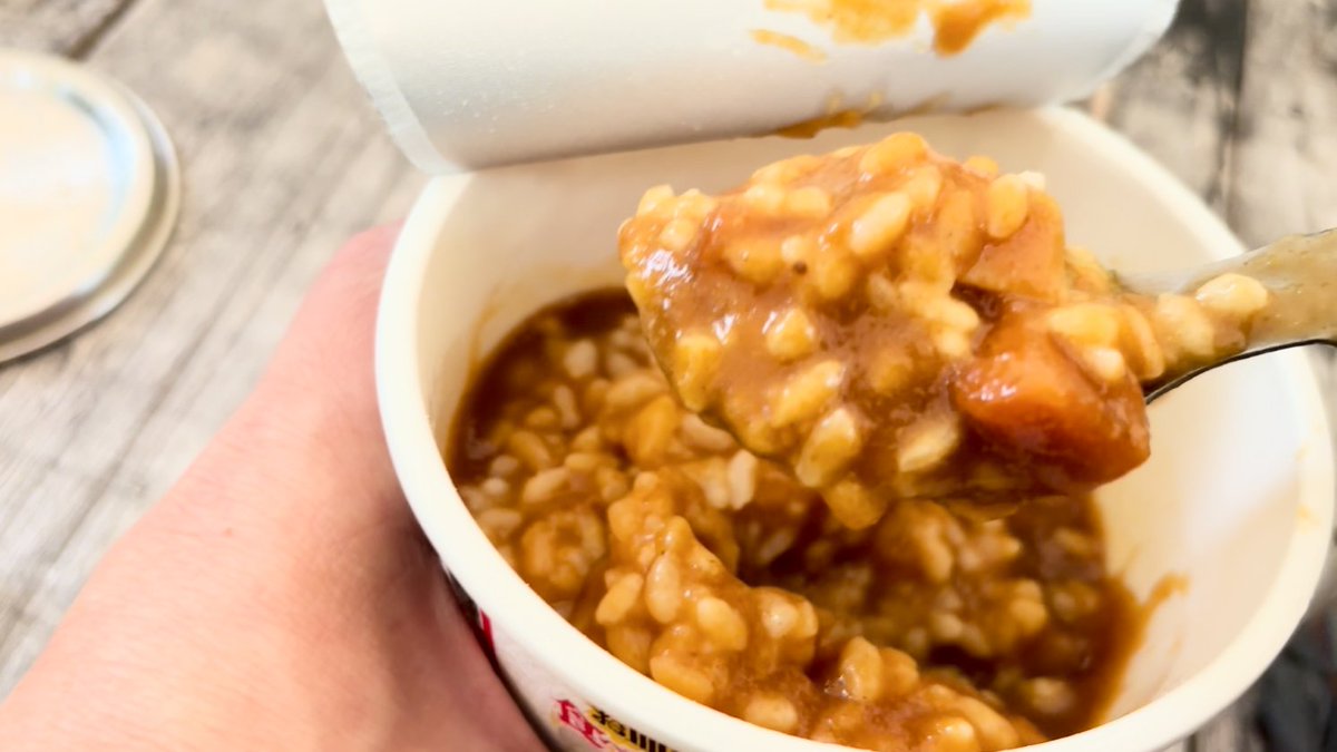 nyanko54's tweet photo. こちらも雨キャンプの動画で使用したカップご飯。
お湯を注ぐだけで出来てカレーとかそのまま
入れれるので皿いらずで便利ですね！ https://t.co/njbc1vVmt0