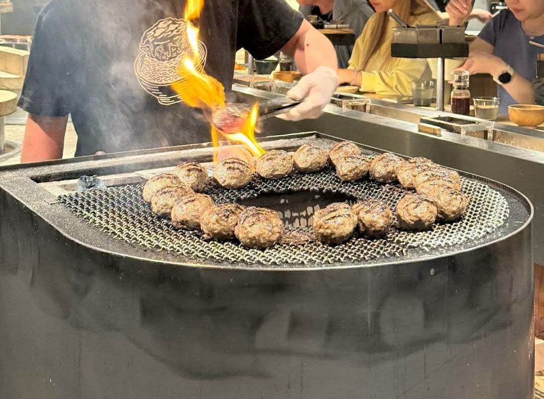 ANES2ENA's tweet photo. Hikiniku to Come, a hamburger steak restaurant in Shibuya. Sena highly recommends it and says it's really delicious. 

📍https://t.co/y0mgRlJx6a 

#SENA #세나
#KEYVITUP #키빗업 https://t.co/zdFM9IzDWQ