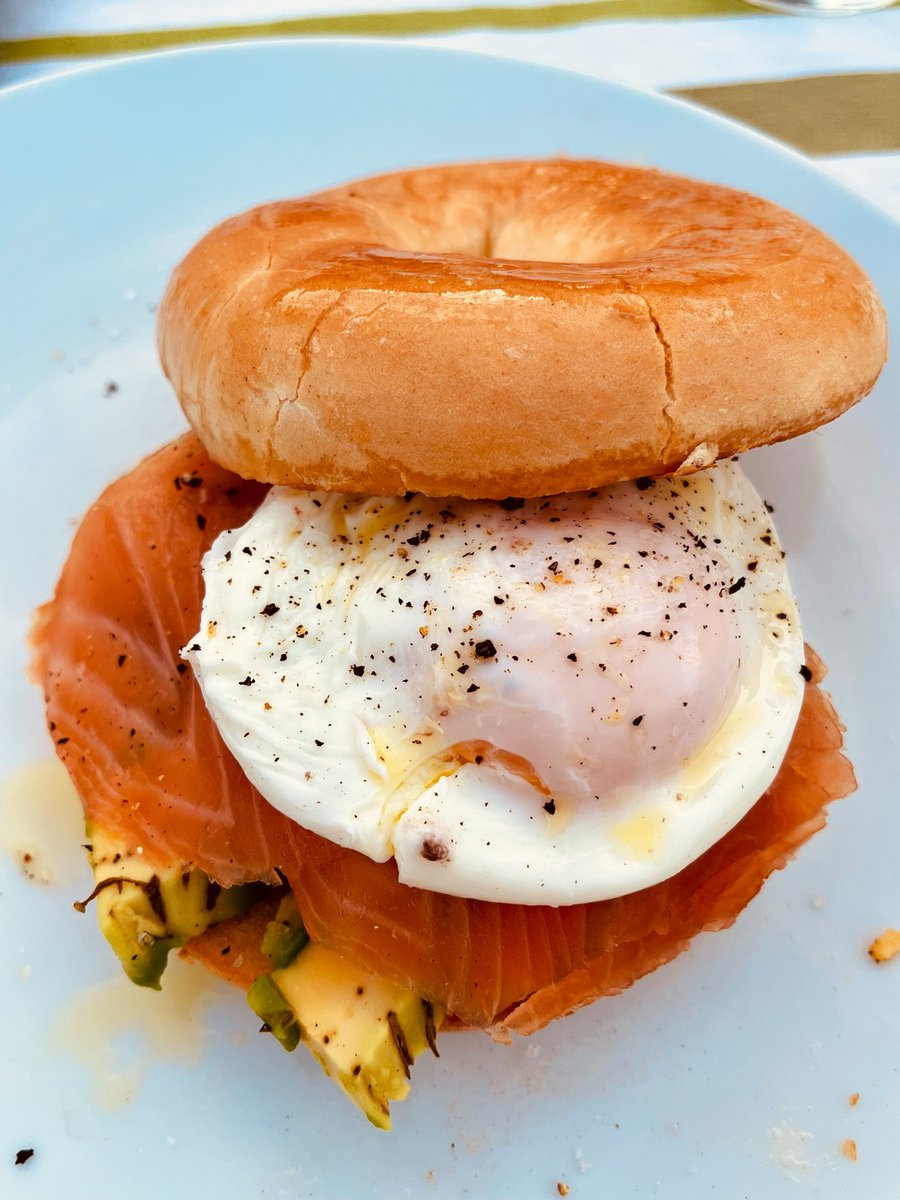 loguiga67's tweet photo. Hoy dice la jefa que se desayuna en modo moderno y aquí estamos, con un bagel con aguacate, salmón y huevo poché.

Y ni tan mal oigan.  

Eso sí, el café el de siempre y como siempre. https://t.co/cFniUQsjvx