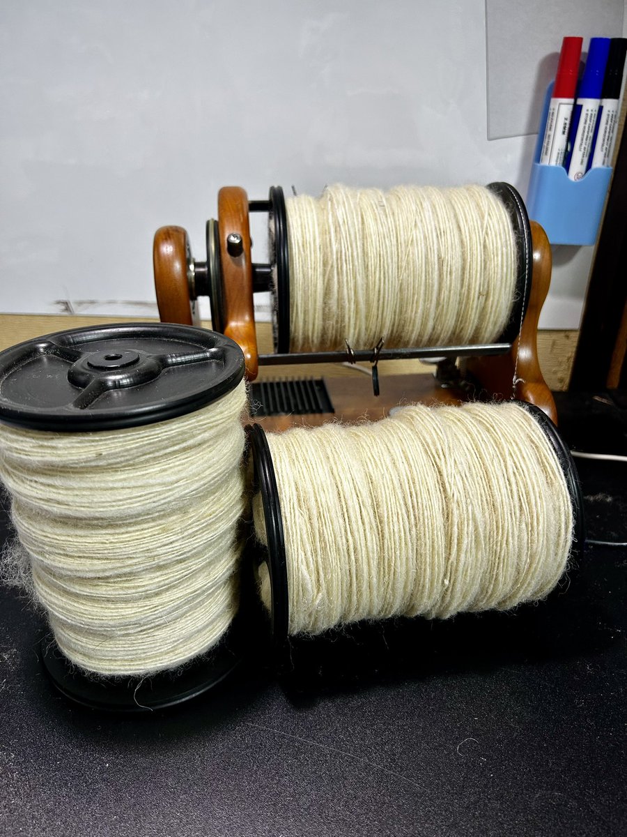 spinnerslab's tweet photo. まずは白
紡ぎ終わり

双糸にして

次はナチュラルの茶を紡ぐ https://t.co/gGb2uZmHih