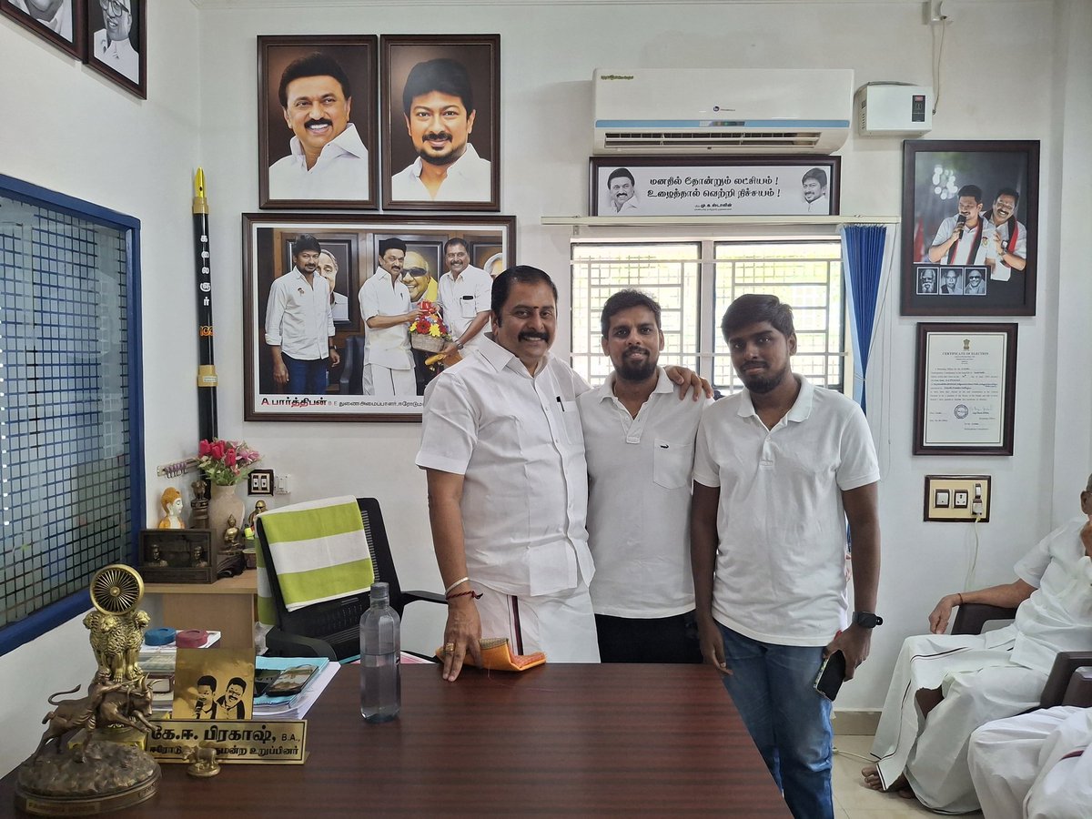 keprakashdmk's tweet photo. இன்று பல்வேறு நிகழ்ச்சிகள் மற்றும் நிகழ்வுகளை முன்னிட்டு, கழக நிர்வாகிகள் மற்றும் கழக உடன்பிறப்புகள் நம் அலுவலகத்தில் மரியாதை நிமித்தமாக சந்தித்த போது.

@mkstalin 

#KEPrakash #DMK #Erode #ErodeMP https://t.co/KCiqnKp8CT