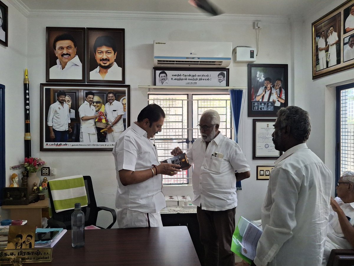 keprakashdmk's tweet photo. இன்று பல்வேறு நிகழ்ச்சிகள் மற்றும் நிகழ்வுகளை முன்னிட்டு, கழக நிர்வாகிகள் மற்றும் கழக உடன்பிறப்புகள் நம் அலுவலகத்தில் மரியாதை நிமித்தமாக சந்தித்த போது.

@mkstalin 

#KEPrakash #DMK #Erode #ErodeMP https://t.co/KCiqnKp8CT