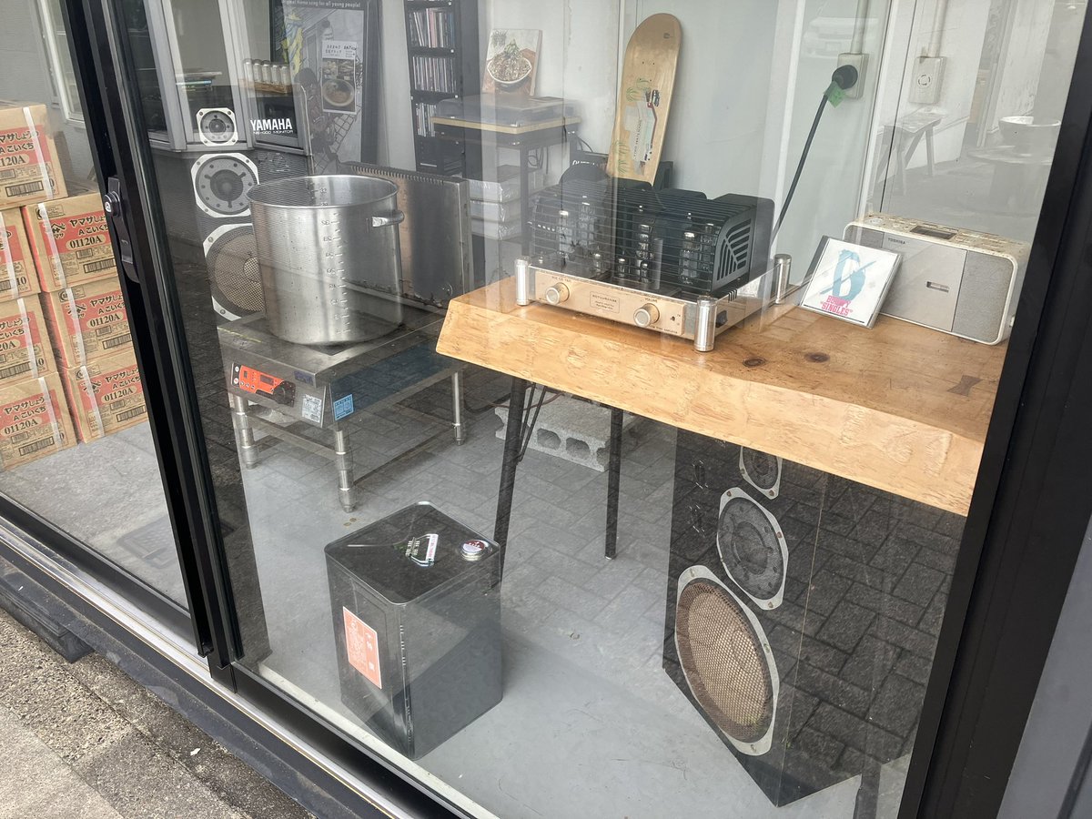 Michael_macmac's tweet photo. 醤油ブラックスープに爆音のロックを聴かせて寝かしつける粋なラーメン屋と出会った、 https://t.co/5u6DI9PS2f