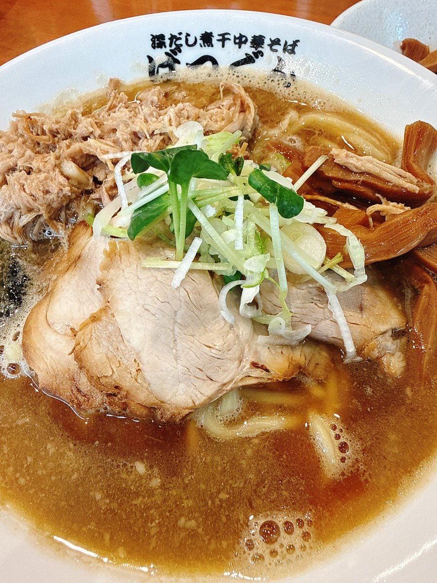 Q3_8686's tweet photo. 深だし煮干中華そば ばつぐん
#らーめんウォッチ麺
#西日暮里
#ばつぐん
🍜深だし煮干中華そば＋メンマ　＋目玉のオヤジ風黒味玉
🍜和え玉

ほぼ駅中と言っても過言では無い…
恐ろしい立地…改札出たら１分でお店！店まで爆速なら提供も爆速
なんか外国人が煮干そば作ってる事がジワる！
茶色の煮干系に細麺じゃなく中太麺
チャーシューにほぐし肉
この辺で飲んで〆には丁度いいわけだ…なるほど納得
和え玉も勿論爆速
ご馳走様でした🙏