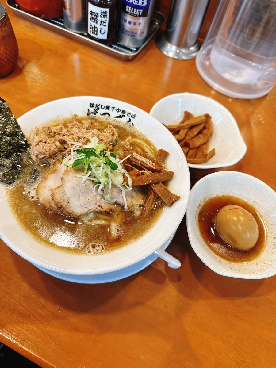 Q3_8686's tweet photo. 深だし煮干中華そば ばつぐん
#らーめんウォッチ麺
#西日暮里
#ばつぐん
🍜深だし煮干中華そば＋メンマ　＋目玉のオヤジ風黒味玉
🍜和え玉

ほぼ駅中と言っても過言では無い…
恐ろしい立地…改札出たら１分でお店！店まで爆速なら提供も爆速
なんか外国人が煮干そば作ってる事がジワる！
茶色の煮干系に細麺じゃなく中太麺
チャーシューにほぐし肉
この辺で飲んで〆には丁度いいわけだ…なるほど納得
和え玉も勿論爆速
ご馳走様でした🙏